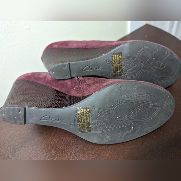 Clarks Artisan Woman's 9M Wine Burgandy Suede Artisan Wedge Shoes Side Zip - Picture 7 of 7